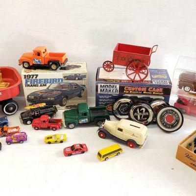 5578: Vintage Toy Cars
Includes little red racer toy wagon, Ford 56 truck, 1956 Ford F-100 pick-up truck and more.
