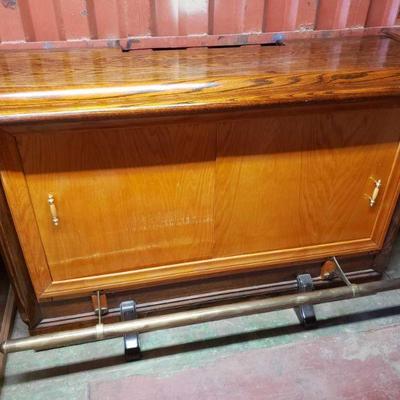 Home Bar
Bar with sliding cabinet drawers. 44