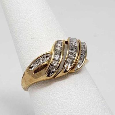 10k Gold Diamond Ring 3.1g
Weighs Approx 3.1g Size Approx 7