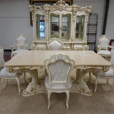 1043  ITALIAN BAROQUE STYLE 8 PC DINING ROOM SUITE IN A GLOSSY WHITE FINISH WITH GOLD TRIM. TABLE WITH FAUX DECORATED TOP, BREAKFRONT...