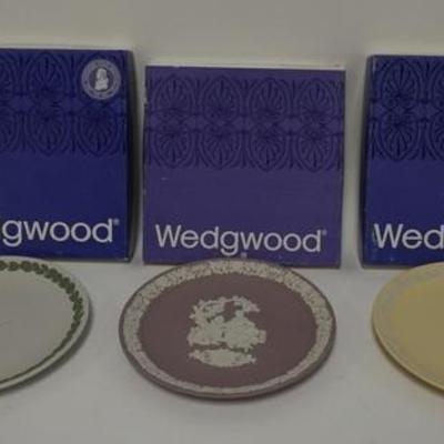 1026  GROUP OF 3 WEDGWOOD JASPERWARE PLATES, GREEN ON WHITE, WHITE ON LAVENDERN AND WHITE ON YELLOW. 6 1/2 IN, WITH ORIGINAL BOXES
