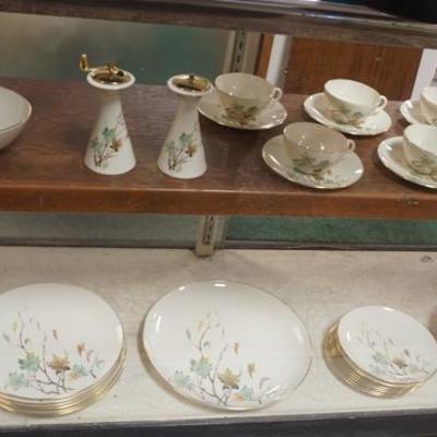 1282  44 PIECE LENOX WESTWIND DINNERWARE SET. SERVICE FOR 8 PLUS SERVING PIECES. PLATTER IS 12 3/4 IN
