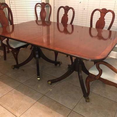 Baker Furniture Table from the Charleston collection, seats 12 with 2 leaves