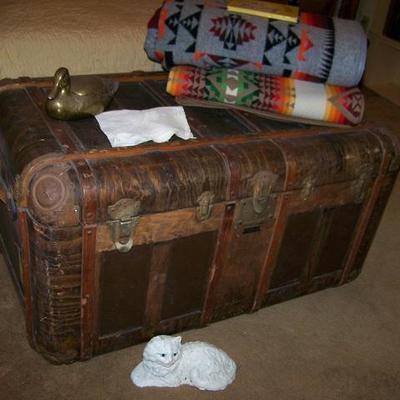 Antique trunk and Pendelton blankets