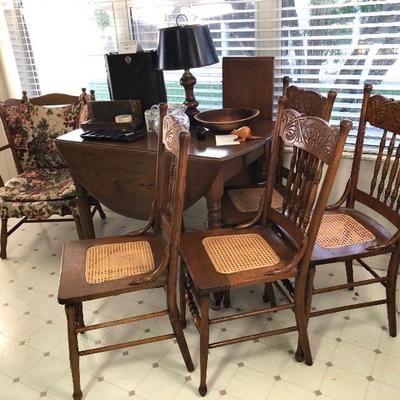 Drop Leaf Oak Table w/4 Chairs, 1 leaf - $280