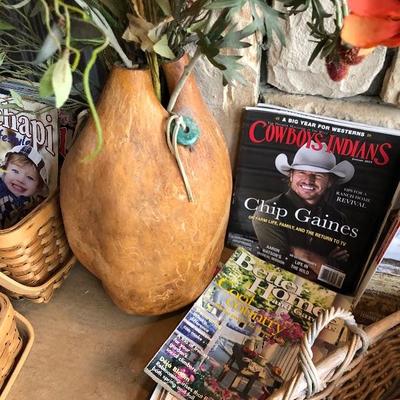 Gourd vases and western magazines 