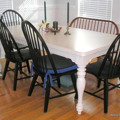 White Pine Dining Table with 2 Extensions, 4 Black Windsor Chairs