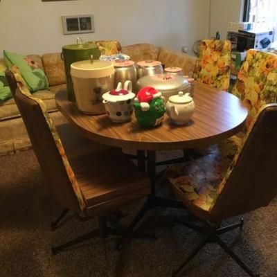 Vintage Dinette Set in Excellent Condition (has two leaves)