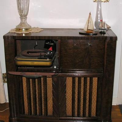 Antique Radio/Stereo and it works