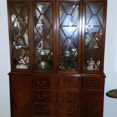 Beautiful Flame Mahogany Large hutch in excellent condition