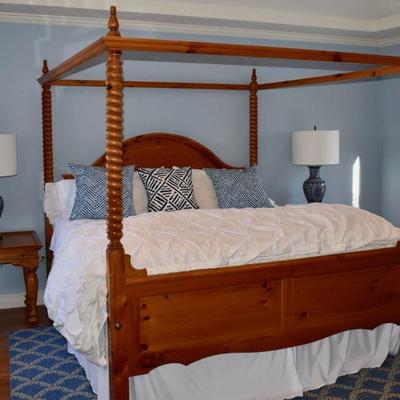 Broyhill king four poster bed (Bedding not for sale)