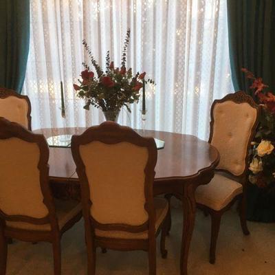 Thomasville Dining Table, 2 arm Chairs, 4 side Chairs, 2 leaves and table pads