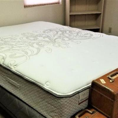 Sealy Queen mattress set - literally like new
