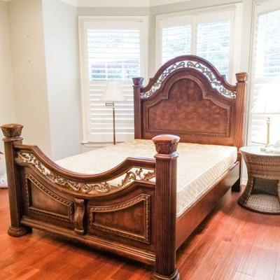 Gorgeous Solid Wood Queen Bed