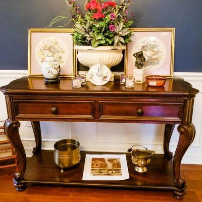 Beautiful Mahogany Foyer Table