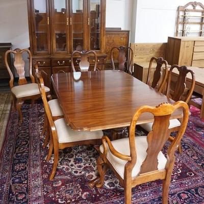 1147 	10 PIECE CHERRY DINING ROOM SET, TABLE W/ TWO LEAVES, EIGHT CHAIRS & A LIGHTED BREAKFRONT W/ GLASS SHELVES
