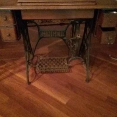 Vintage Singer Fully Functional Sewing Machine in Cabinet