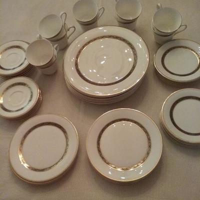 Royal Doulton China 'Harlow' (H5034) with 10 Complete Place Settings
