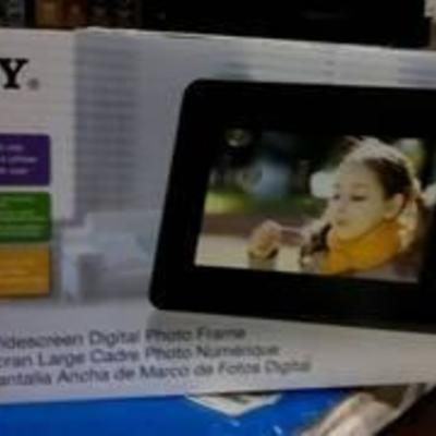 Coby Plug And Play 7 Widescreen Digital Photo Frame - Open Box