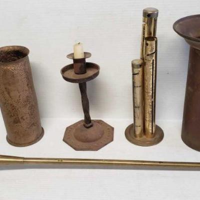 7043: Muntiple Vintags Items
Muntiple Vintage Items Include Candle Holder, Change Sorter, WW1 Trench War Art.