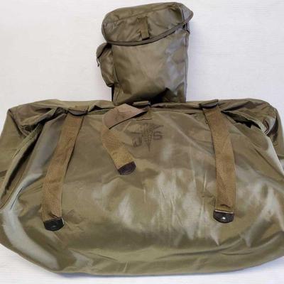 7120: US Military Medical Bags and Blankets
US military 4 wool blankets and bags.