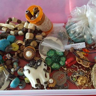 HKT211 Assortment of Jewelry Pieces #1