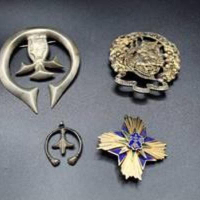 3 Brooches Pin and 1 Pendant