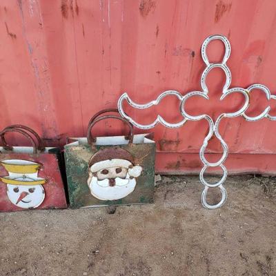 4301: Metal Decorative Gift Bags and Horseshoe Cross
Measures approximately 16" x 13" x 3" to 31" x 31"