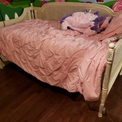 9500: Wooden Twin Size Bed Frame
Measures approx 79" x 42" x 45"

