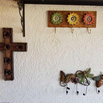 5006: Wooden Cross with Metal Roses and Two Coat Hooks
Cross measures approx 23