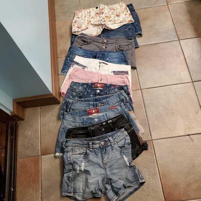 Approximately 12 Pairs of Ladies Shorts
Brands include paige, lucky, levi, billabong, true religion, missme, grace mostly size 28