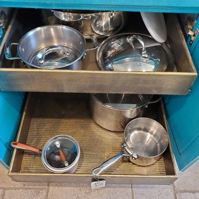 Kitchen Cookware
Includes 4 pots and a roast pot