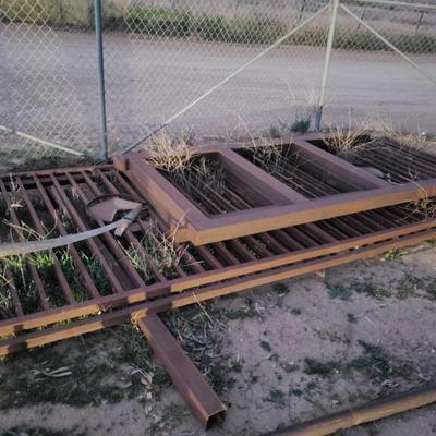 4320: 2 Gate Panels and 2 Uprights
Gates measures approximately 6' x 16' x 2" Uprights measure approximately 9' x...