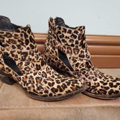 9114> Lane Womens Studs and Straps Cheetah Booties- Snip Toe
Size 10