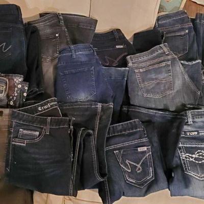13 Name Brand Jeans
Brands include lucky, rock & roll, Cruel denim, Tuff, true religion, artickes of society and wrangler. Sizes vary...