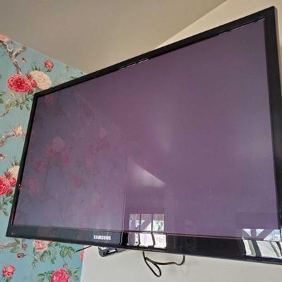 7304: Samsung 43" TV and TV Wall Mount
Model Number- PN43E450A1F