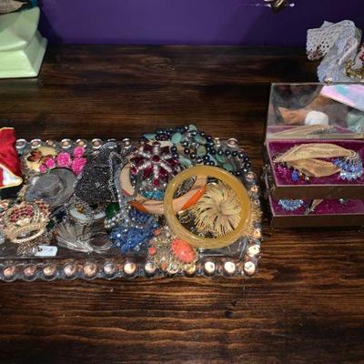 9030: Glass Jewelry Tray with Assorted Costume Jewelry
Glass Jewelry Tray with Assorted Costume Jewelry