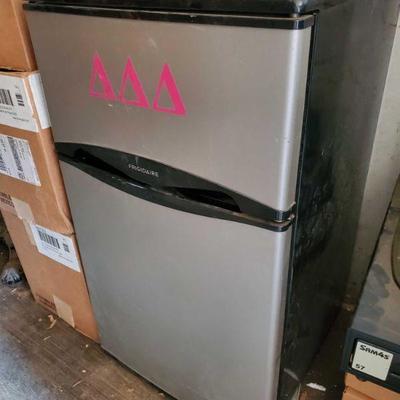 42514: Frigidaire Mini Fridge/Freezer
Measures approximately 33" x 18" x 20"