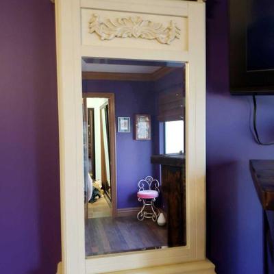 9011: Hanging Jewelry Box with Assorted Costume Jewelry
Measures approx 17" x 4.5" x 32"
