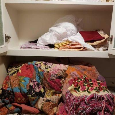 9400: Assorted Vintage Linens Including Sheets, Blankets, Small Quilts and More
Assorted Linens Including Sheets, Blankets, Small Quilts...