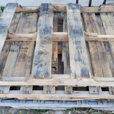 5001: 3 Pallets, Dolly, Rake, Werner 6' Ladder and 10'x10' Canopy
3 Pallets, Dolly, Rake, Werner 6' Ladder and...