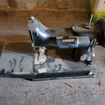 4210: Singer Sewing Machine
Measures approximately 10" x 15" x 7"