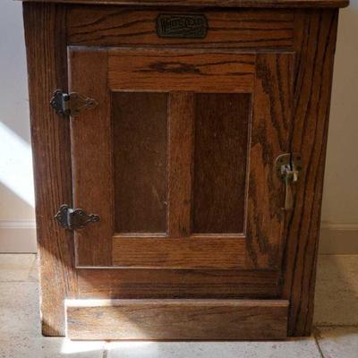 6002: Vintage Whiteclad Oak Endtable
Measures 26" tall 22" long and 16" deep