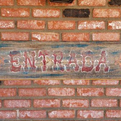 5022: Wooden Painted "Entrada" Sign
Measures approx 60"x11"