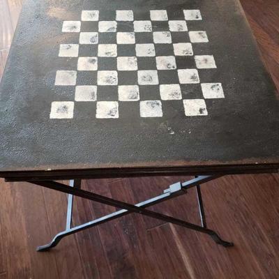 7003: 23" Checkerboard Folding Table
Measures 23" x 23" x 22"