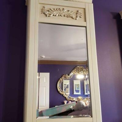 9006: Hanging Jewelry Box with Assorted Costume Jewelry
Measures approx 17" x 4.5" x 32"