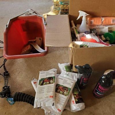 3628: Various Horse Supplies
Phuket, work bottle, pads, halter, brushes, vet wrap, ahee's of case, the tangle or, equine spray,...
