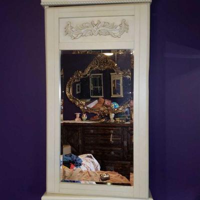 9010: Hanging Jewelry Box with Assorted Costume Jewelry
Measures approx 17" x 4.5" x 32"