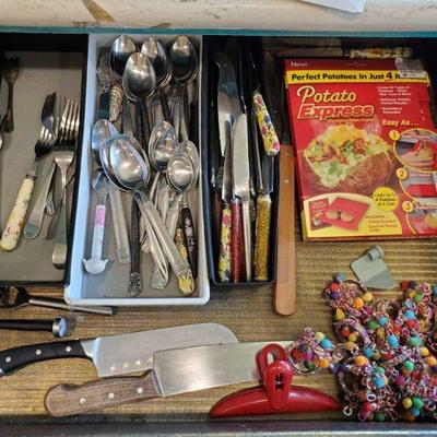 Kitchen Utensils
Includes Knives, napkin rings, spoons, forks, potato express, bag clips, spatulas, lime squeezer, cheese grade and much...