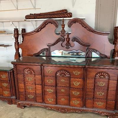 Haverty 4 post king bed with dresser and triview mirror 